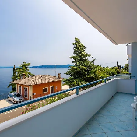 Mit Terrasse