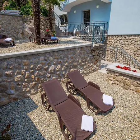 Mit Terrasse